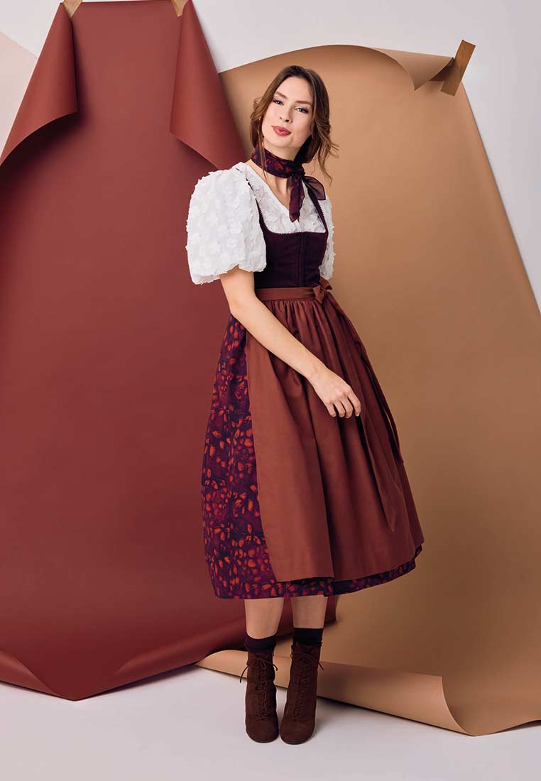 Waldorff Dirndlbluse Amber in Weiss mit weissen Puffärmeln und V-Ausschnitt, Frontansicht.