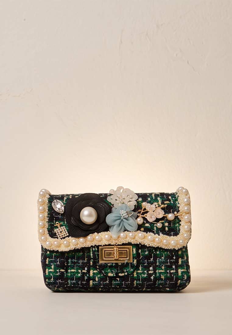 Schmuckzauber Tweed Trachtentasche Glamour grün Frontansicht mit Perlrand und Blumenapplikationen.
