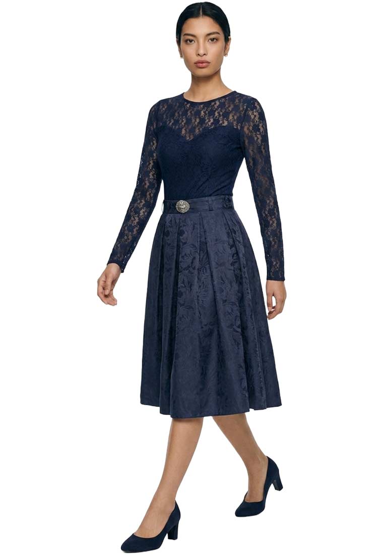 Marjo Body Helma Dalinda dunkelblau Frontansicht. Damenbody in Dunkelblau mit Langarm und Spitzenoberteil, kombiniert mit einem dunklen Rock mit Muster und einem Gürtel.