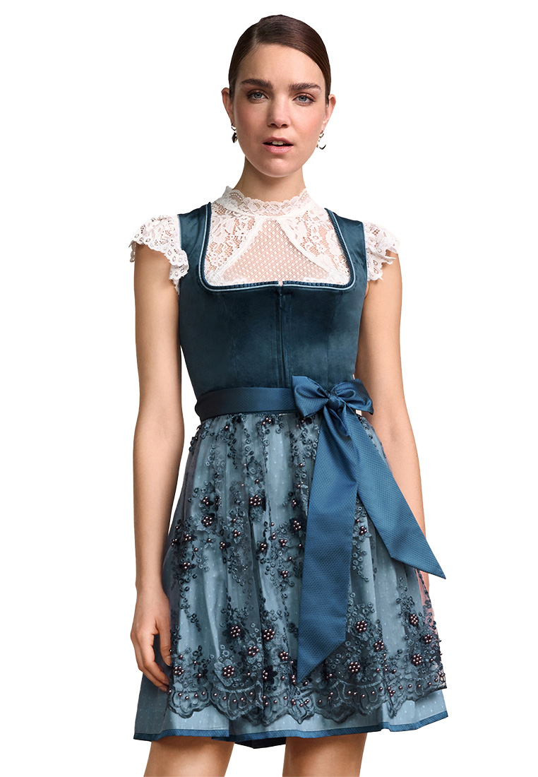 Krüger Dirndl Luriel blau 50cm, Frontansicht. Ein elegantes blaues Dirndl mit feiner Spitze am Ausschnitt und kurzen Ärmeln, verziert mit Blütenapplikationen und Perlen auf dem Rock.