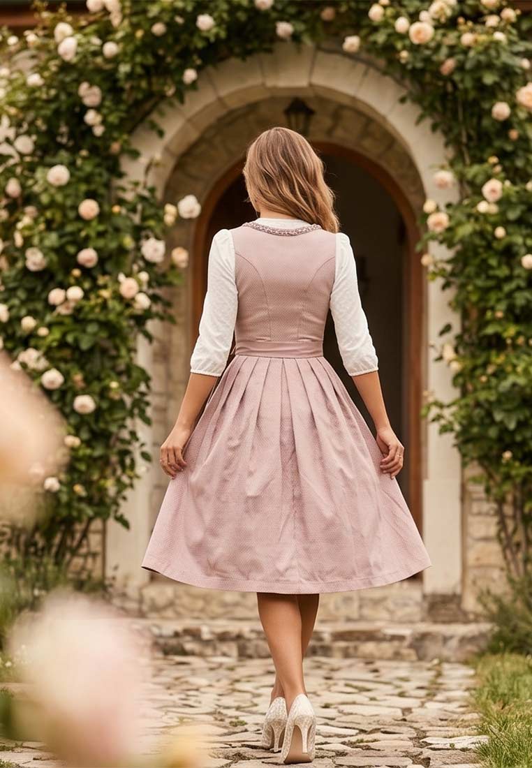 Rückansicht des MarJo Trachten Dirndl Wernberg in Perlrosa, mit einem klassisch geschnittenen Oberteil und einem weiten Rock mit Falten.