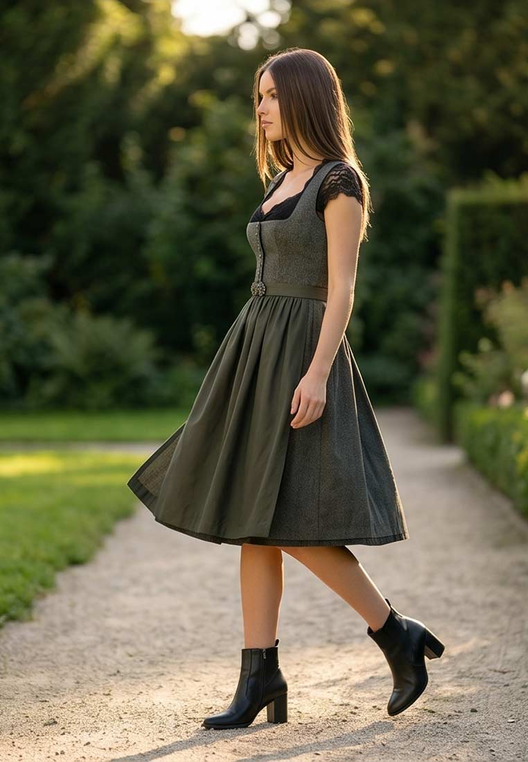 Kaiseralm Dirndl Seraina dunkelgrün 70 cm Seitenansicht mit Spitzenoberteil und ausgestelltem Rock.