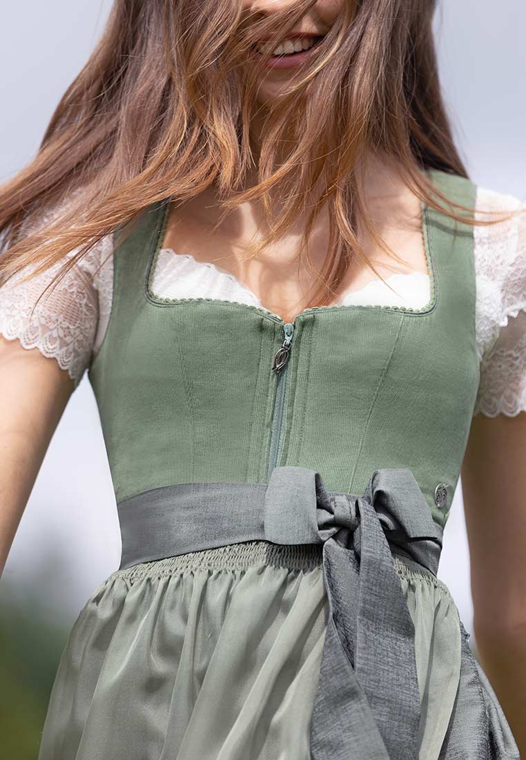 Frontansicht eines Marjo Dirndl Lichtenfels in Grün mit Reissverschluss und Band in Grau, Modell 58 cm.