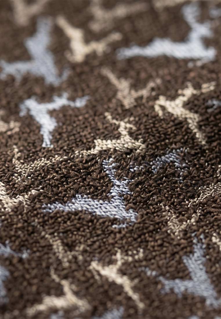 Luise Steiner Stecktuch kleine Hirsche taupe, Detailansicht des Musters mit kleinen Hirschmotiven in Hellblau und Beige auf taupefarbenem Grund.