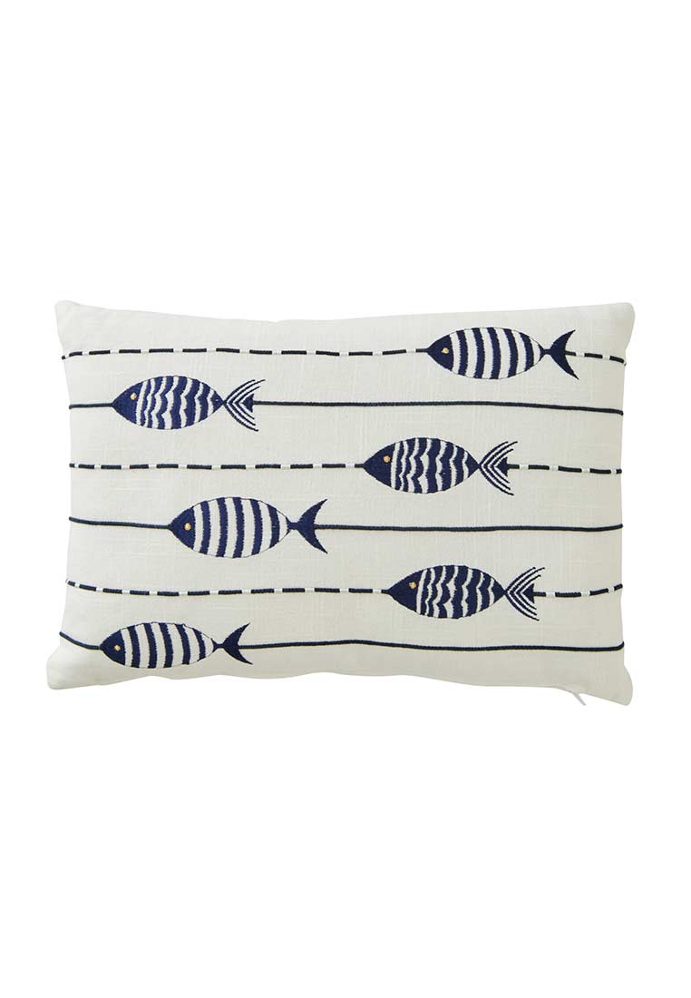 J-LINE Kissen Fisch weiss blau: Frontansicht eines weißen Kissens mit einem wiederholten Muster aus blauen Fischen und gestrichelten Linien. Klare, schlichte Stickerei.
