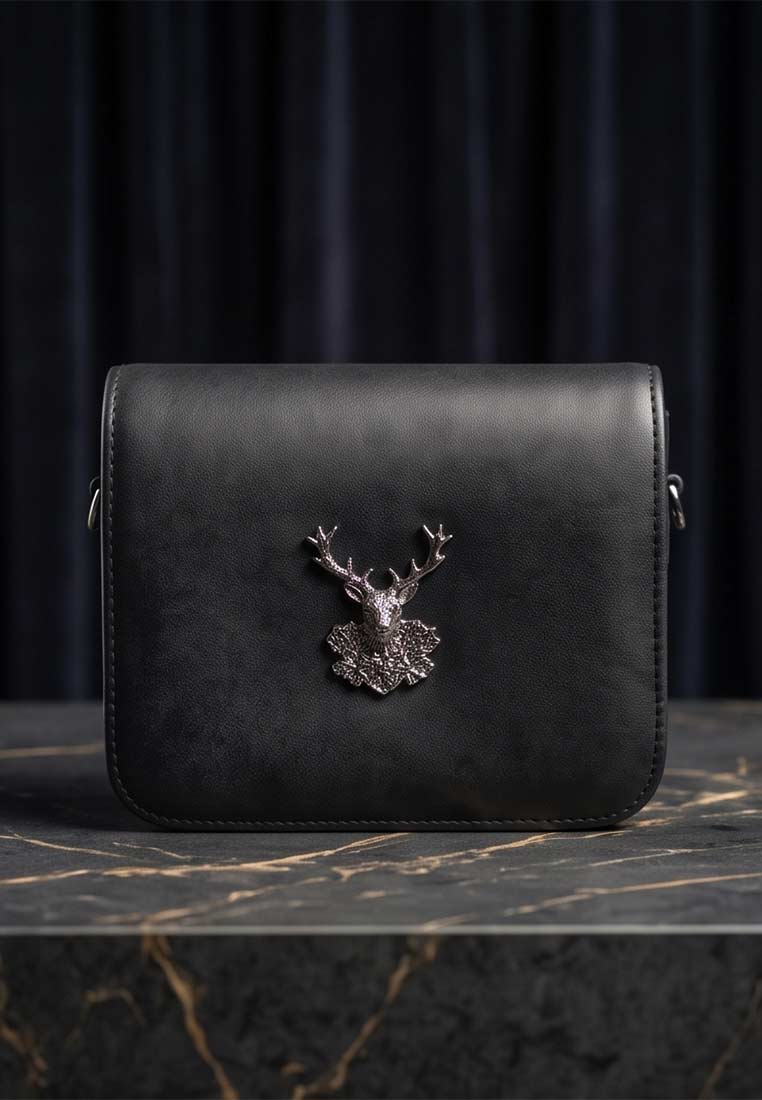 PAN Lederwaren Trachtentasche Eluisa schwarz, Frontansicht einer schwarzen Ledertasche mit Hirsch-Applikation und verstellbarem Trageriemen.