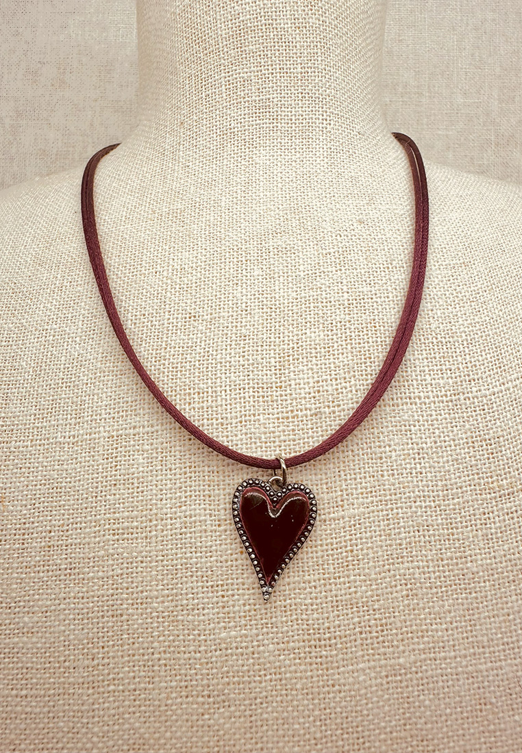 Trachtencollier Herz mit Seidenkordel beere Trachtencollier Herz mit Seidenkordel beere