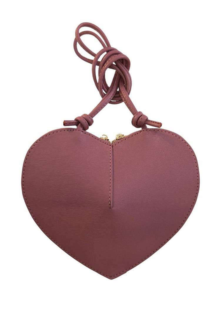 PAN Salzburg Trachtentasche Herzblatt flieder, Frontansicht. Die Tasche ist in Herzform gehalten und aus fliederfarbenem Kunstleder gefertigt.