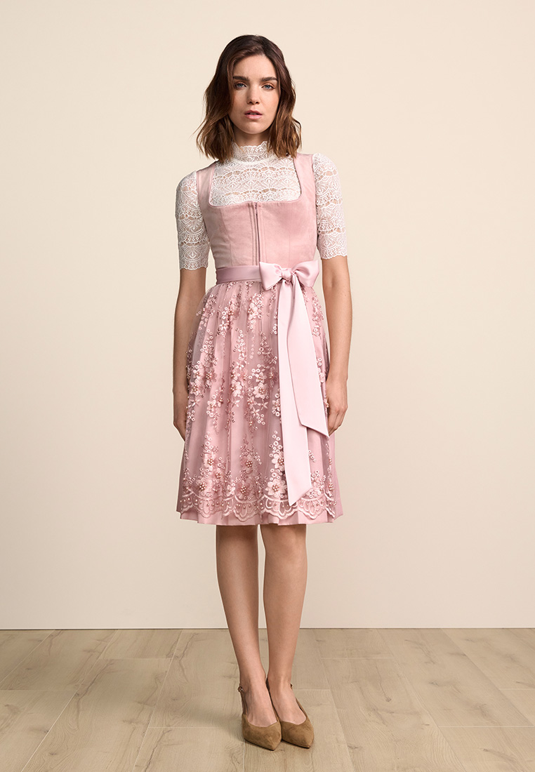 Krüger Dirndl Lovira rosa 60cm Frontansicht. Das Dirndl hat eine roséfarbene Schürze und ein besticktes Rockteil.