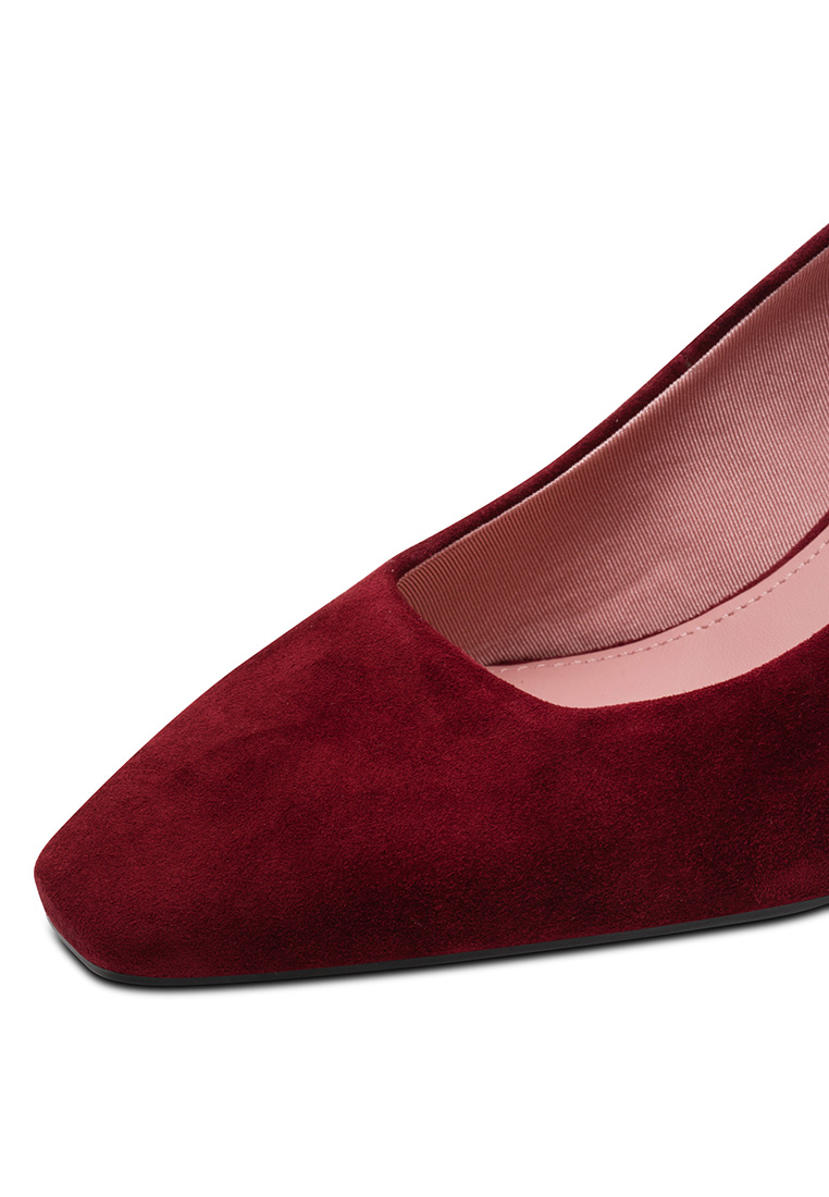Tamaris Pumps Ava bordeaux, Detailansicht des Schuhs, bordeauxroter Veloursleder-Oberfläche und rosafarbenem Innenfutter.
