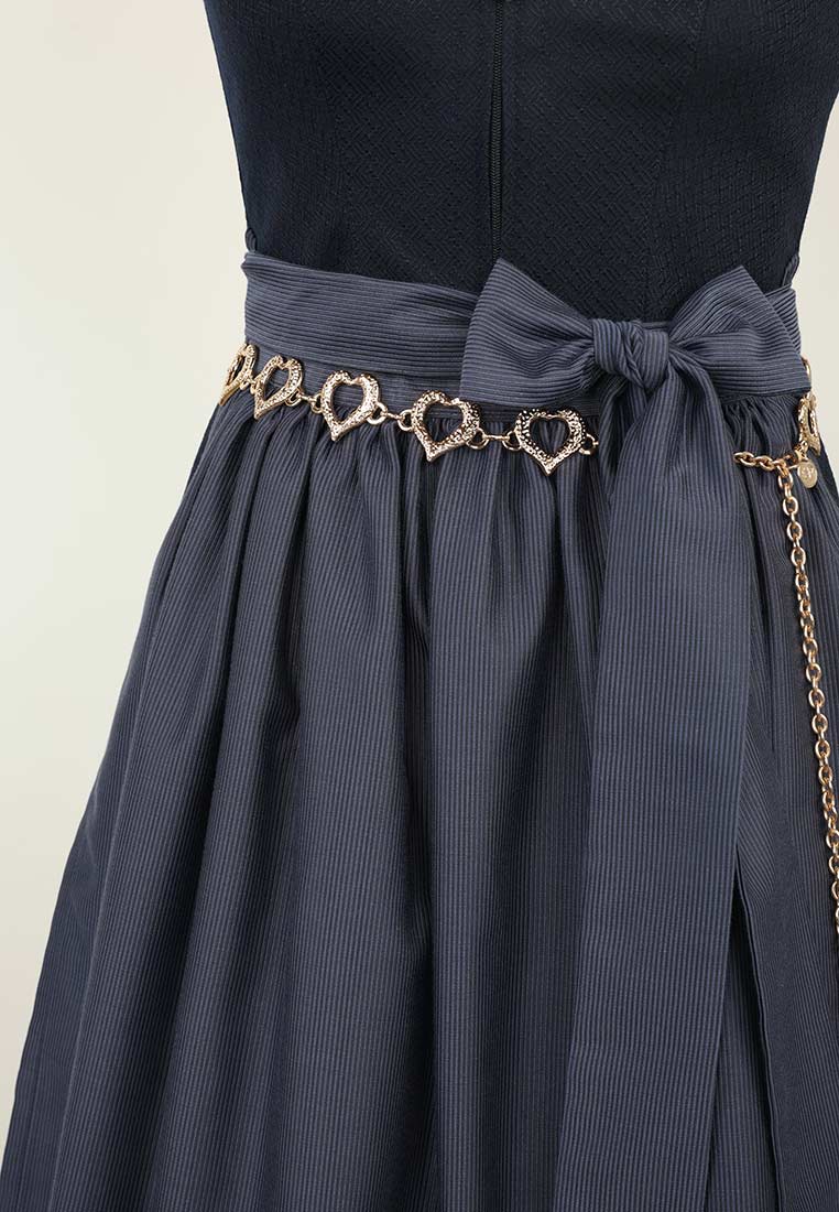 MarJo Trachten Dirndl Schürzenkette Minsing gold in Nahaufnahme mit Herz-Anhängern und einer Kette.