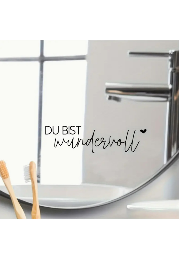Spiegelaufkleber Du bist wundervoll in schwarzer Schrift auf einem Badezimmerspiegel angebracht, mit Zahnbürsten im Vordergrund.