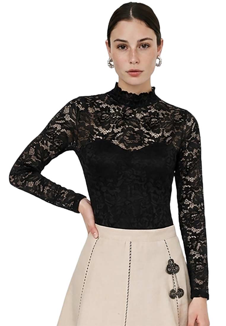 Hangowear Body Filiz schwarz, Frontansicht. Eleganter schwarzer Body mit Langarm und Spitzendetails, hoher Kragen mit Rüschen.