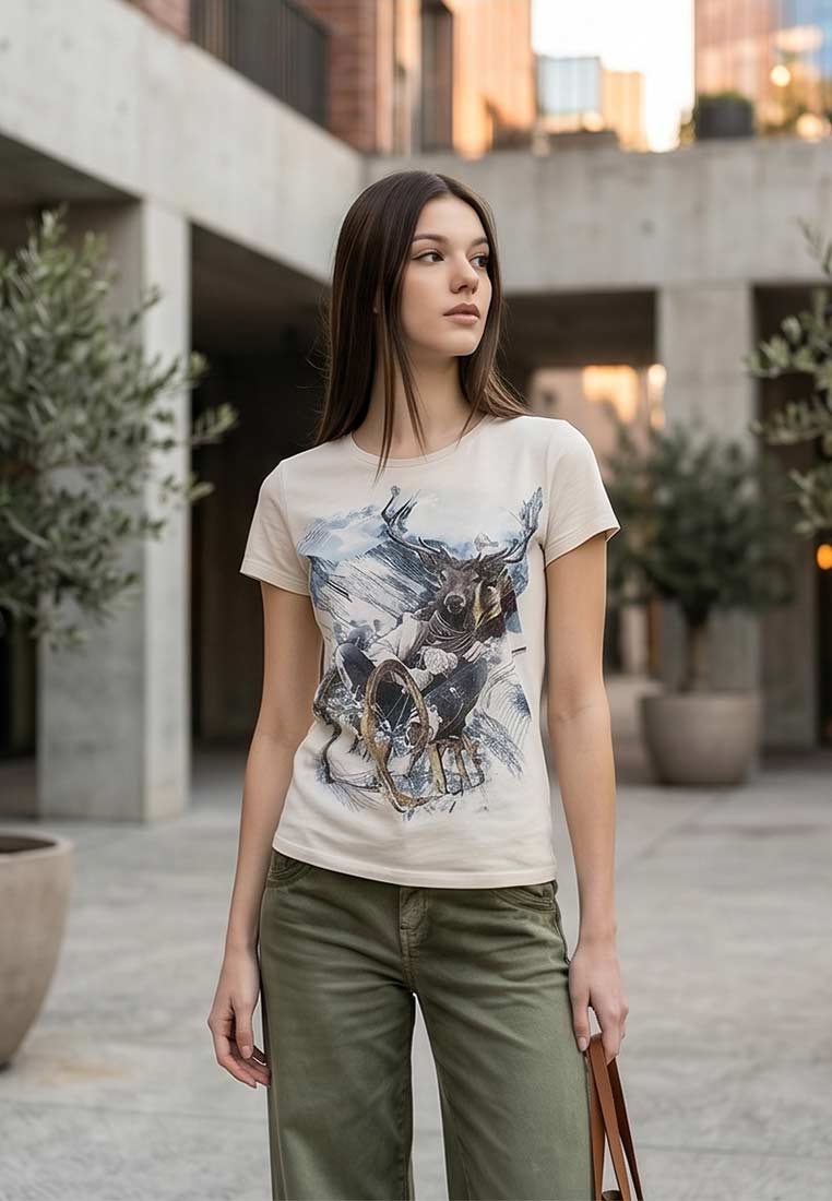 Almtracht Trachtenshirt Belami vintage in Beige, Frontansicht, mit einem grafischen Hirschmotiv und klarem Rundhalsausschnitt.