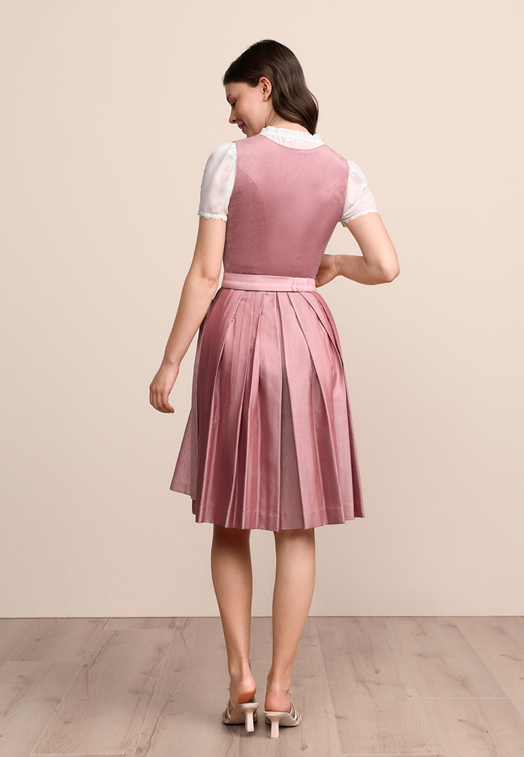 Rückansicht des Krüger Dirndl Alisha in Rosa mit 60cm Rocklänge und Faltenrock.