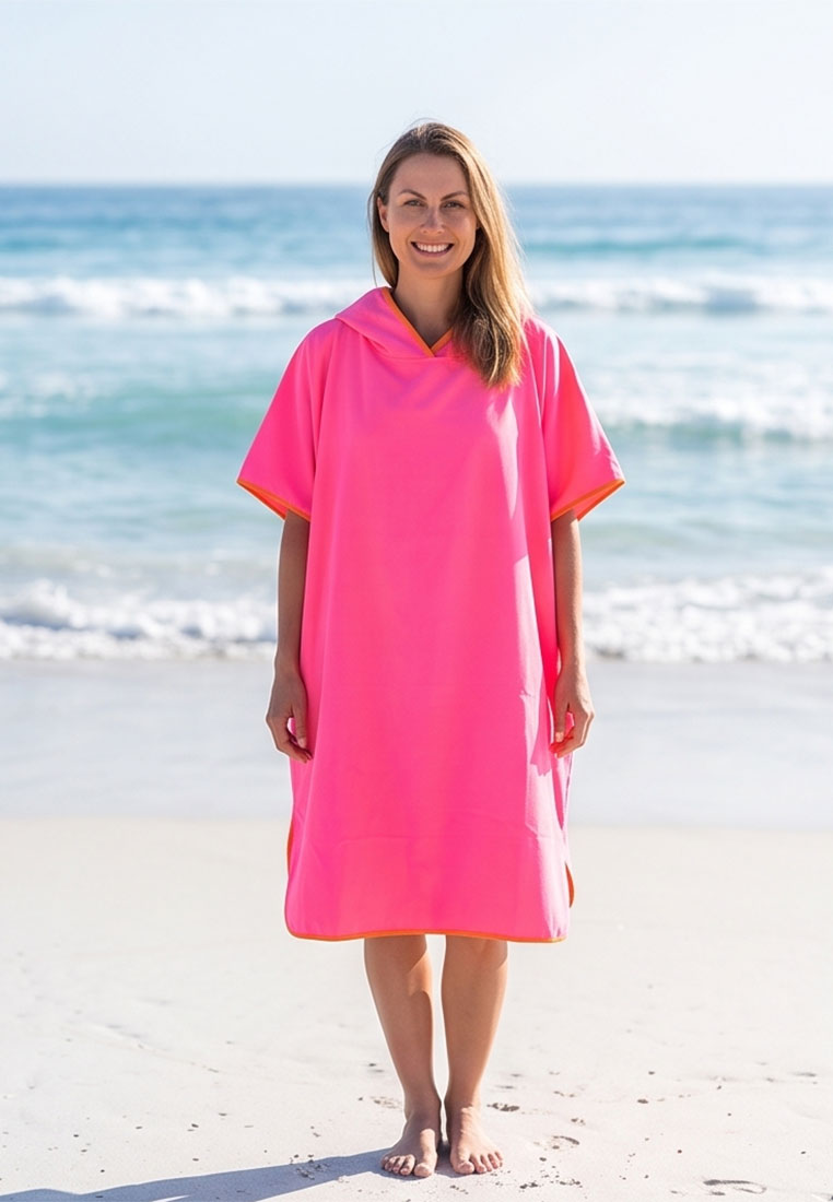 Home sweet Home Mikrofaser Umziehponcho in Pink mit orangefarbener Umrandung, Frontansicht. Das Poncho hat kurze Ärmel und eine Kapuze.