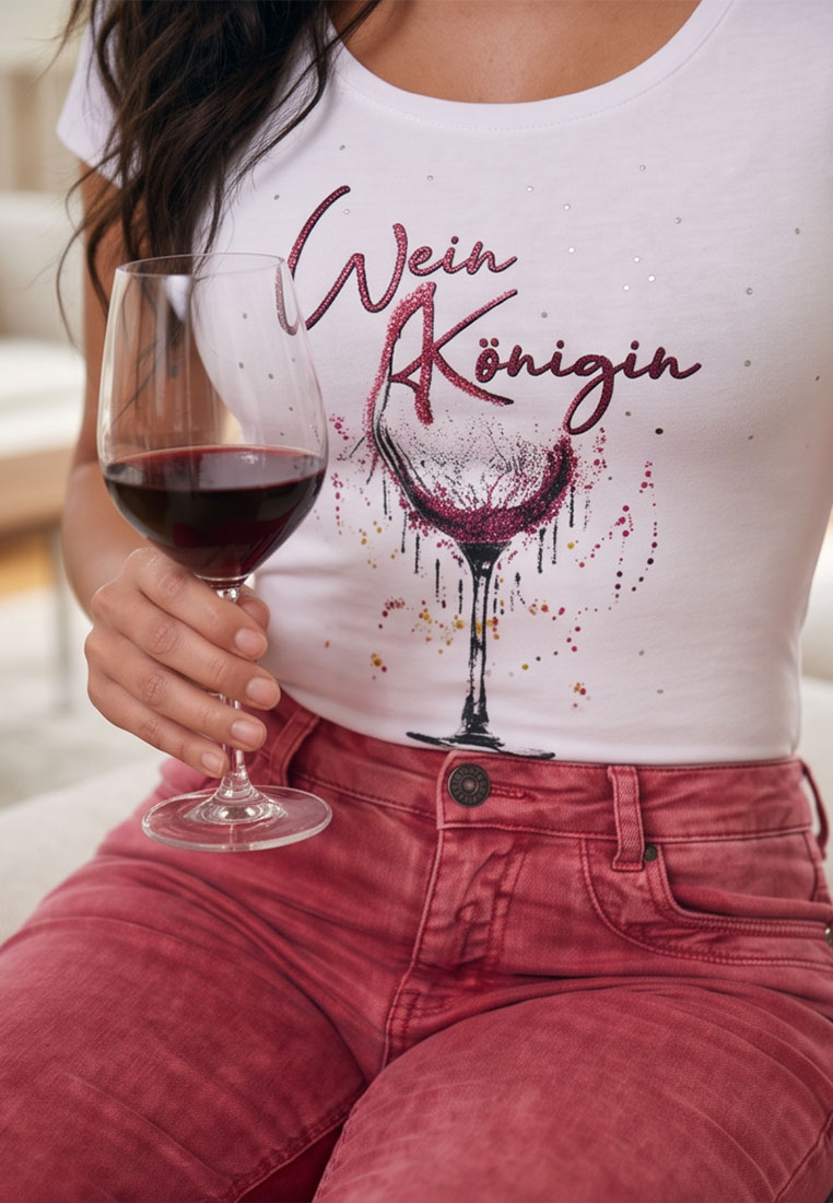 Hangowear Damenshirt Weinkönigin in Weiß. Frontansicht des weißen Shirts mit glitzerndem Schriftzug und Weinglas-Applikation. Das Shirt ist mit kleinen, silbernen Pailletten besetzt.