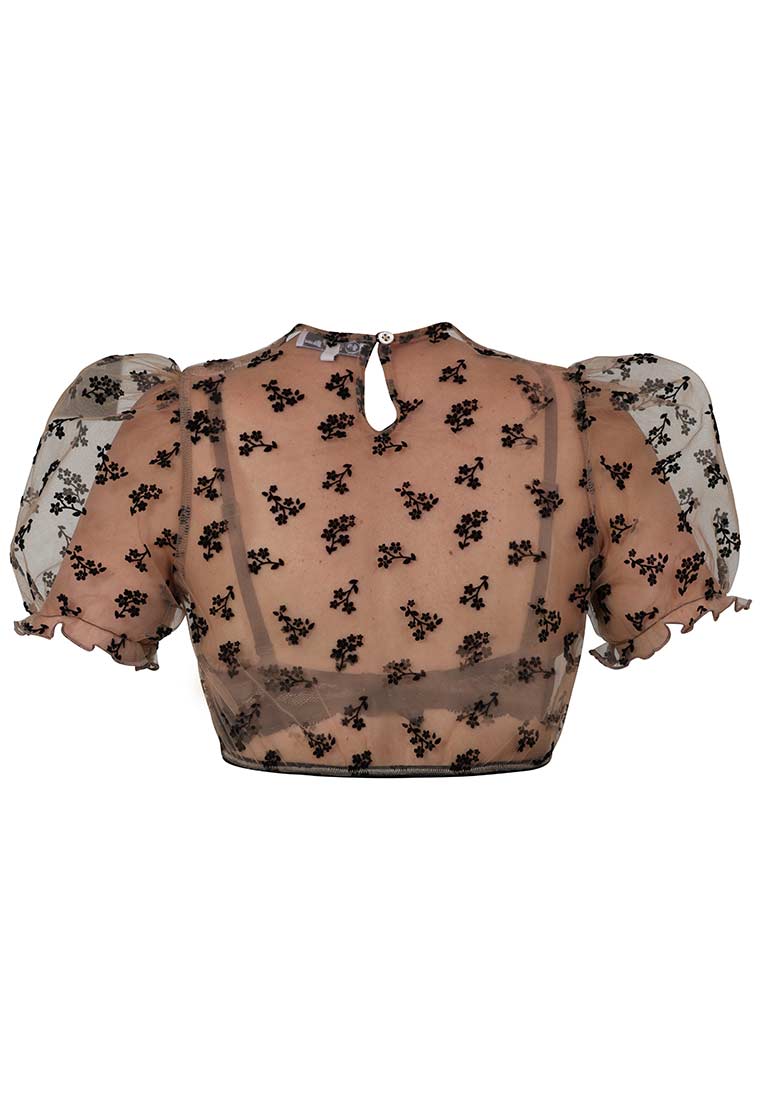 MarJo Trachten Dirndlbluse Kohlwies nude, Rückansicht. Nude Dirndlbluse mit durchscheinendem Stoff und schwarzem Blumenmuster, kurzen Puffärmeln und geradem Saum.