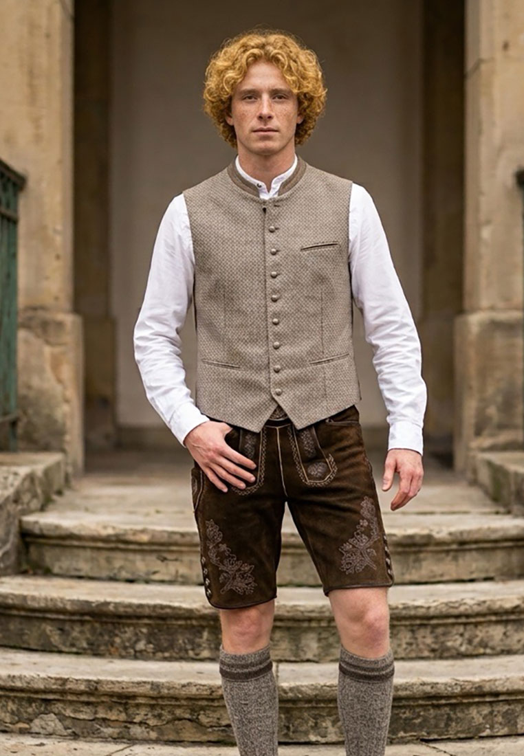 Trachten Deiser Trachtenweste Patrik taupe, Frontansicht. Elegante Weste in taupe mit durchgehender Knopfleiste und einer Brusttasche, kombiniert mit brauner Lederhose.