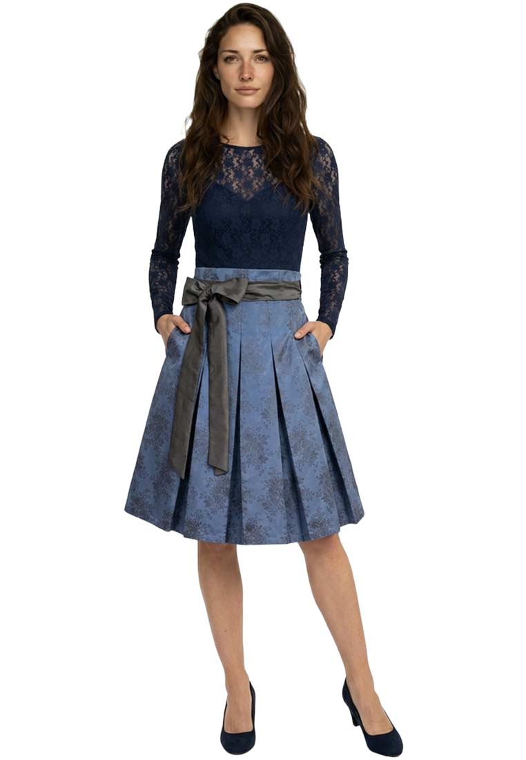 Marjo Body Helma Dalinda dunkelblau: Frontansicht einer Frau in einem stilvollen dunkelblauen Body mit Spitzendetails und einem hellblauen Rock mit Muster und grauem Taillengürtel.
