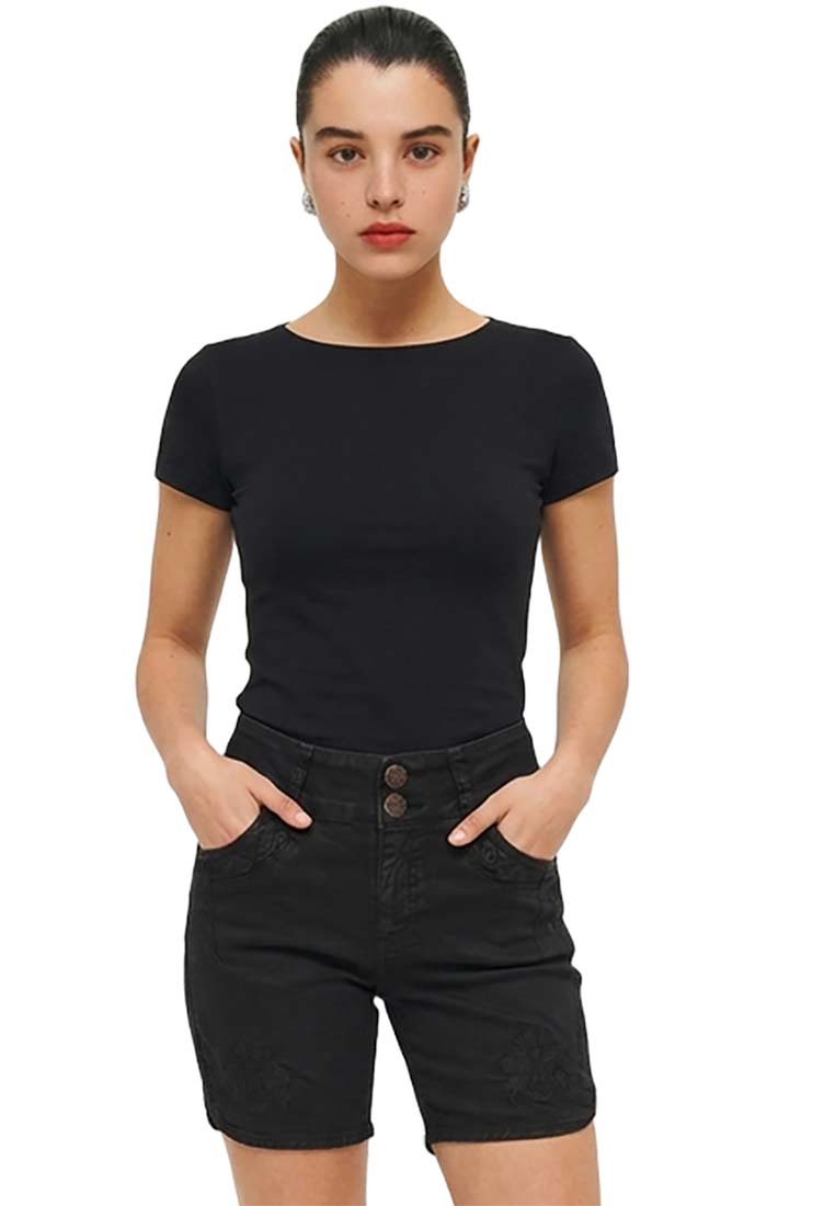 Hangowear Hendrina Trachtenjeans schwarz, Frontansicht. Die Hose hat einen hohen Bund mit zwei Knöpfen und sichtbare Gesäßtaschen mit Stickereidetails.