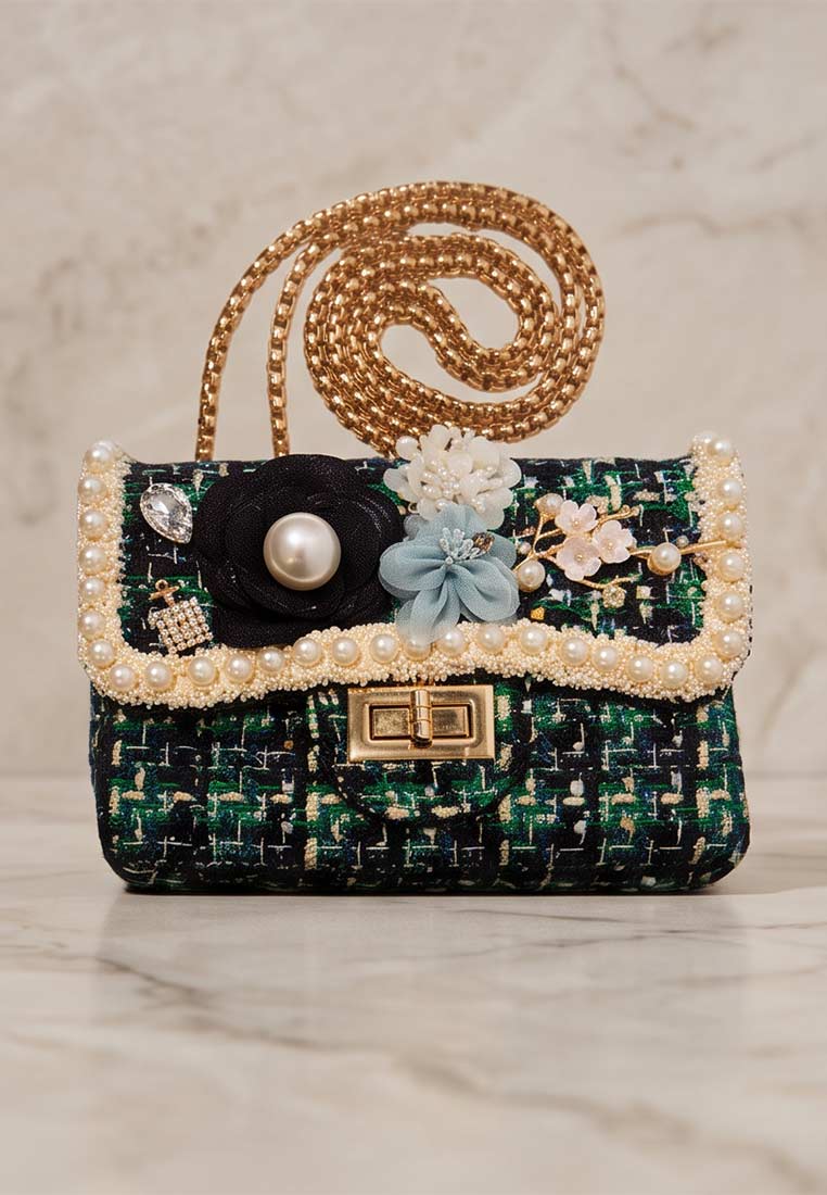 Frontansicht der Schmuckzauber Tweed Trachtentasche Glamour in Grün, verziert mit Perlen und Blumenapplikationen, inklusive goldener Kette.