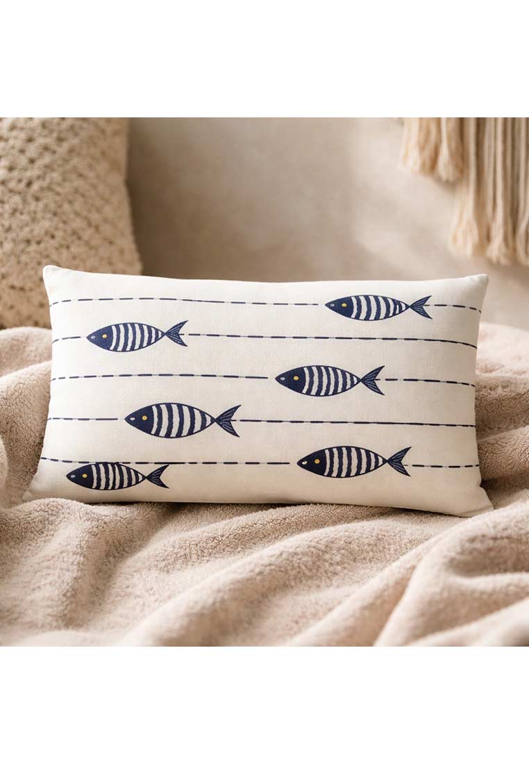 J-LINE Kissen Fisch weiss blau im Querformat, Frontansicht mit blauem Fischmuster auf weißem Untergrund und durchgezogenen Linien.