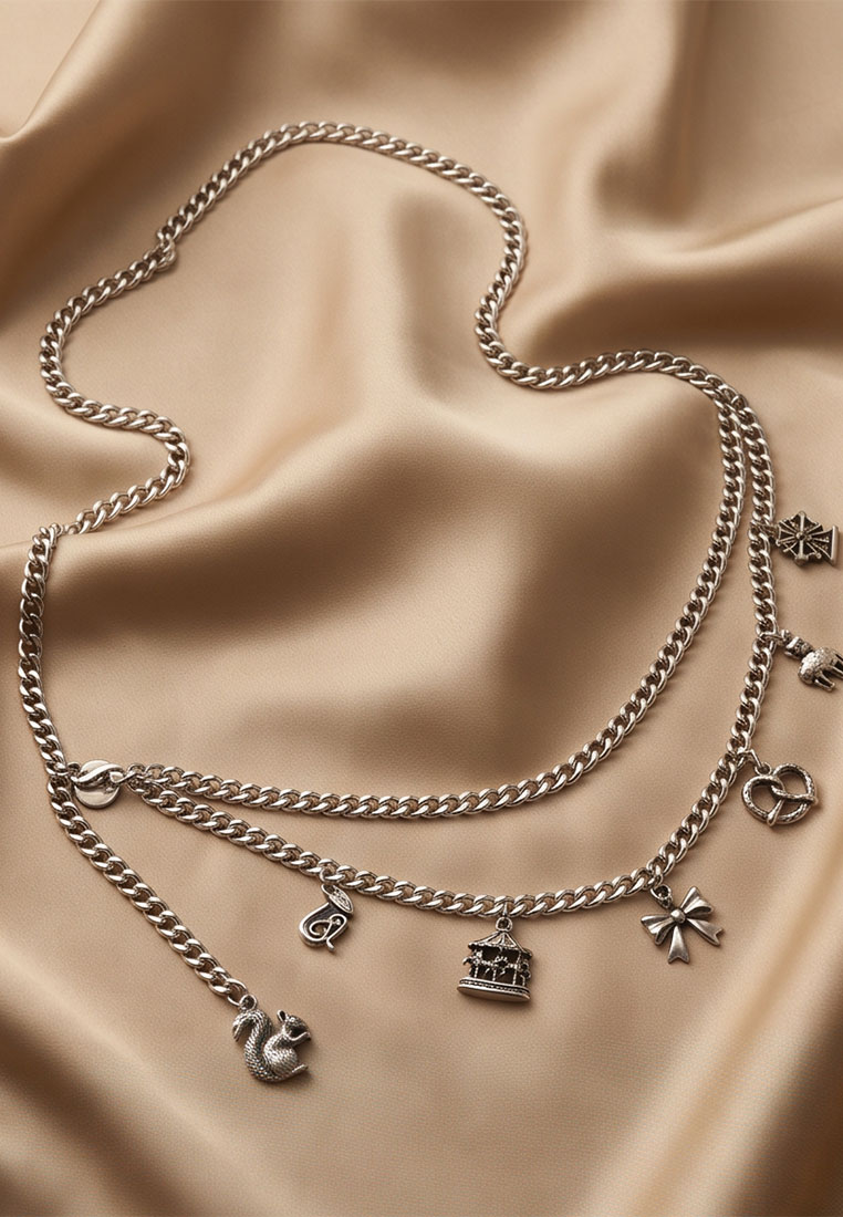 MarJo Trachten Dirndl Schürzenkette in Altsilber, vorne mit Charmanhängern wie Eichhörnchen, Karussell und Schleife.