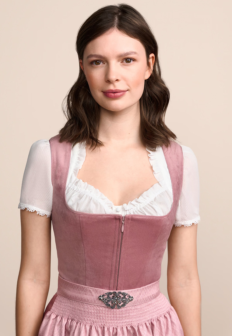 Krüger Dirndl Alisha rosa 60cm, Frontansicht. Das Dirndl ist rosa und hat einen durchgehenden Reißverschluss vorne.
