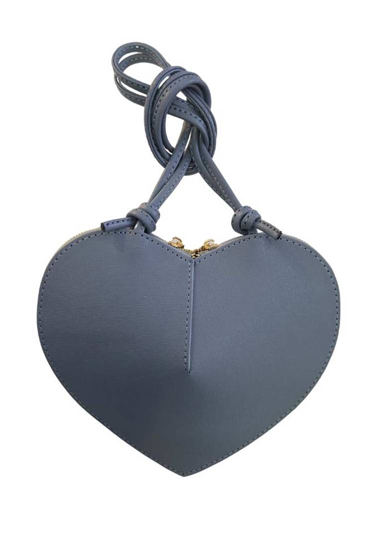 PAN Salzburg Trachtentasche Herzblatt in Jeansblau, Frontansicht. Die Tasche zeigt eine Herzform mit einem dekorativen Reissverschluss und einem geknoteten Tragegriff.