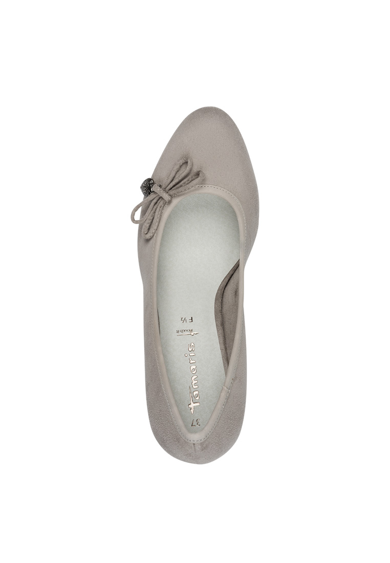 Tamaris Trachtenpumps hellgrau mit Masche, Oberansicht. Der Schuh ist hellgrau und hat eine Schleife mit Schmuckapplikation.