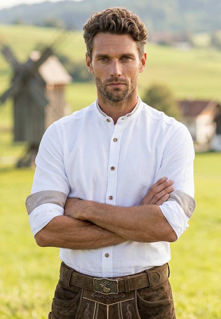 johann@auzinger Trachtenhemd Falko weiss beige, Frontansicht des Hemdes mit Stehkragen, weißen Knöpfen und beigen Manschetten.
