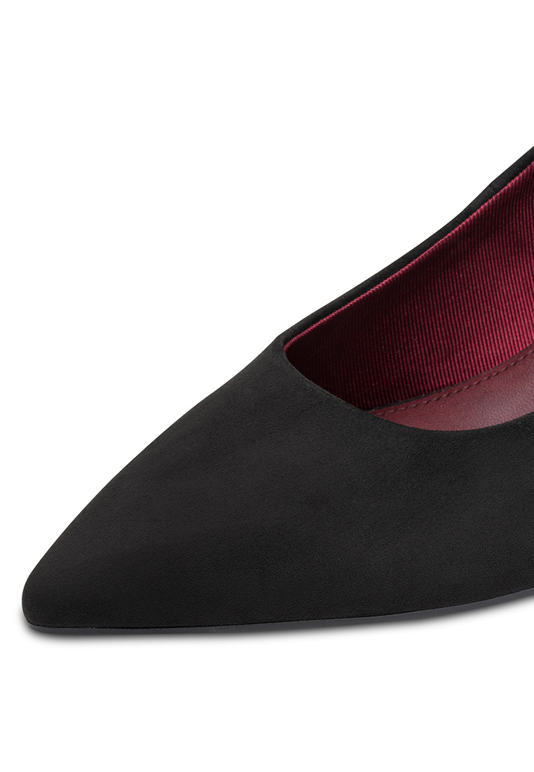Tamaris Pumps Monique schwarz: Frontansicht des eleganten schwarzen Pumps aus Glattleder mit spitz zulaufender Form und rotem Innenfutter.