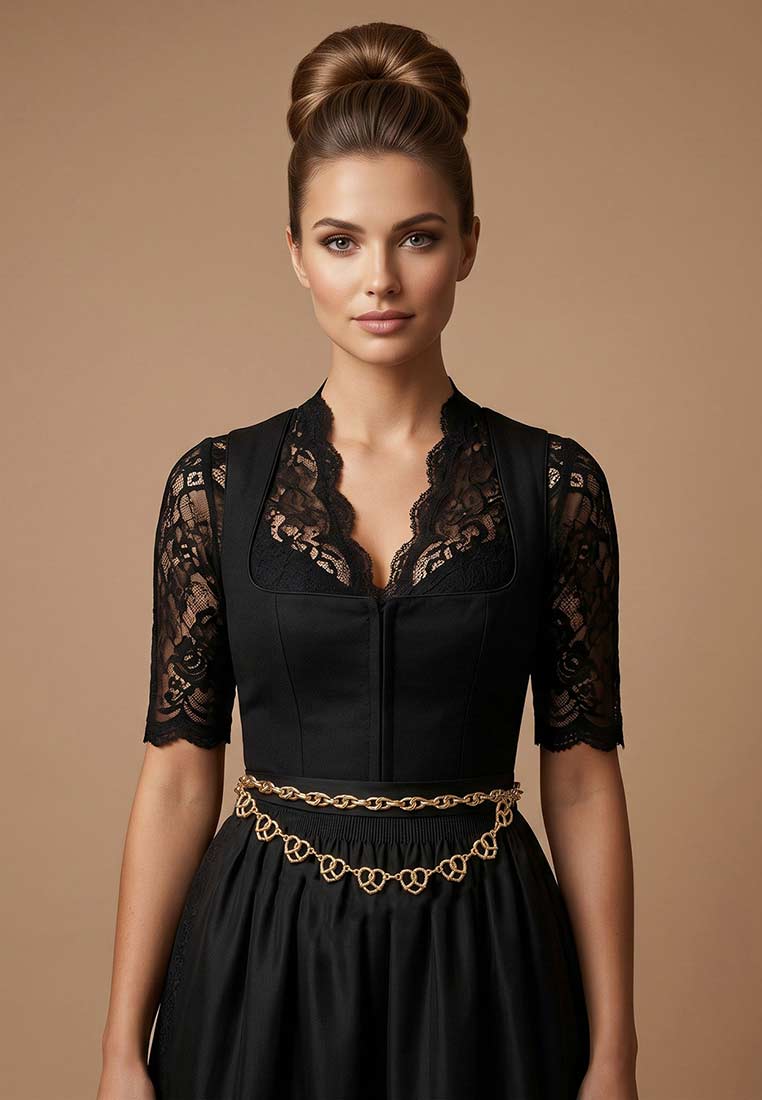 Alpenflüstern Dirndl Schürzenkette Brezenherz gold, Frontansicht. Die goldene Kette ist mit Brezel- und Herzmotiven verziert und wird als Schürzenkette getragen.
