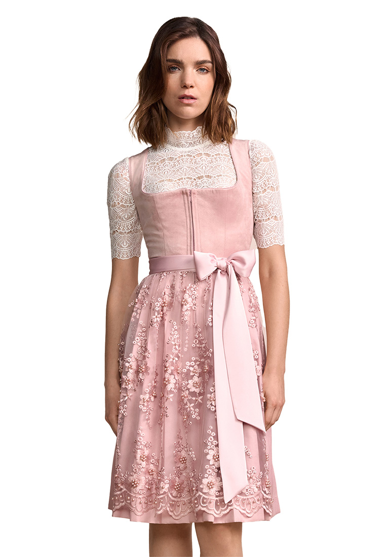 Krüger Dirndl Lovira rosa 60cm in Frontansicht. Das Dirndl ist rosa mit einem Spitzenoberteil und einem bestickten Rock. Ein rosa Band ist um die Taille gebunden.