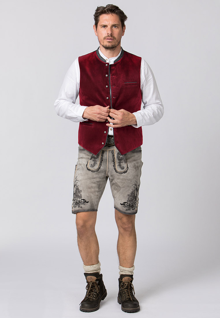 Stockerpoint Trachtenweste Lorenzo bordeaux, Frontansicht, bordeauxrote Weste mit Knopfleiste und zwei sichtbaren Brusttaschen.