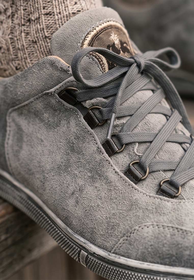 Maddox Herrenschuh sneaker Obersee stein, Frontansicht in Grau mit Schnürung und sichtbaren Schnürsenkelösen. Ein stilvoller und hochwertiger Schuh.