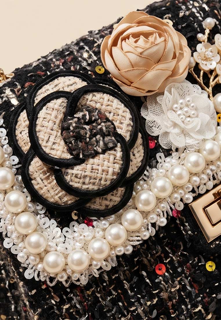 Schmuckzauber Tweed Trachtentasche Glamour schwarz bunt, Detailansicht. Die Tasche ist mit Perlen, Pailletten und Blumen bestickt.