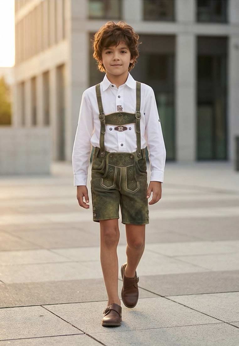 Isar Trachten Kinderlederhose Schiefer, Frontansicht. Die Hose ist olivgrün und hat sichtbare Taschen und Lederriemen.