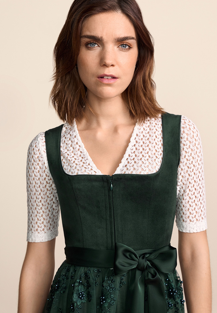 Krüger Dirndl Lovira dunkelgrün 60cm, Frontansicht eines dunkelgrünen Dirndls mit Reissverschluss vorne und Schleife am Bund.