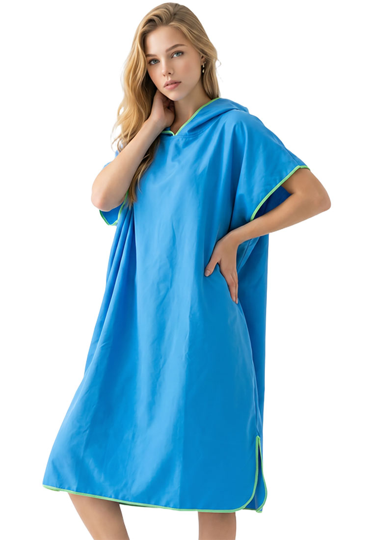 Home sweet Home Mikrofaser Umziehponcho in leuchtendem Blau, vorne mit Kapuze und seitlichen Schlitzen.