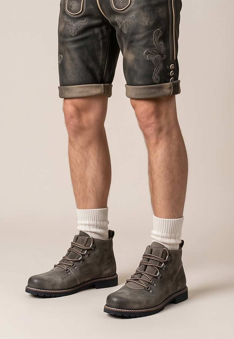 MeiSchua Trachtenboots Jake bajra braun in Frontansicht mit Schnürsenkeln und robuster Sohle. Hochwertige Lederoptik.