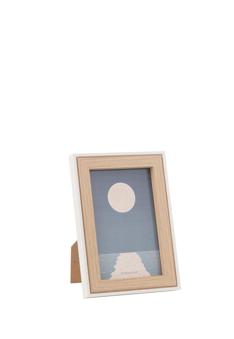 J-LINE Fotorahmen Naturell Small in hellem Holz- und Weißton, Frontansicht mit abnehmbarem Standfuß und einem Bildmotiv eines Mondes über dem Meer.
