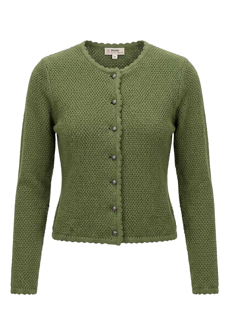 Marjo Trachtenstrickjacke Vilseck in Pinie, Frontansicht. Die Strickjacke ist grün und hat eine durchgehende Knopfleiste mit silbernen Knöpfen und eine wellenförmige Kante.
