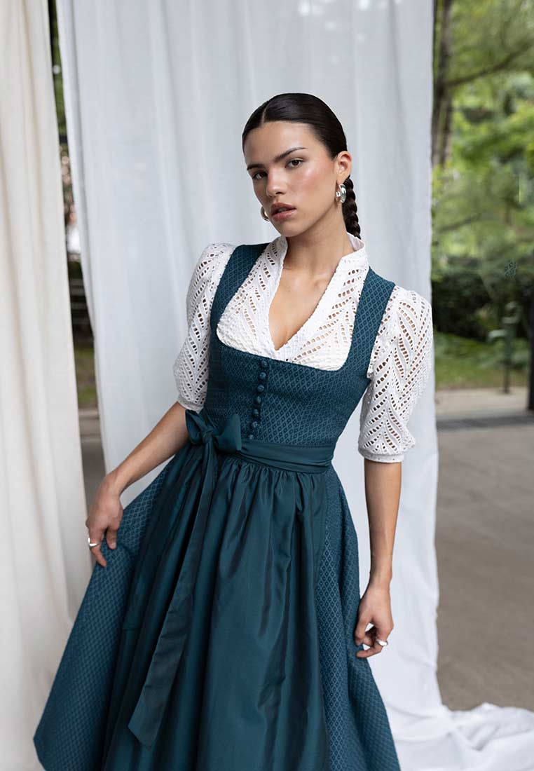 Madame Marie Dirndlbluse Norelin weiss, Frontansicht. Die Bluse ist weiss mit spitzenähnlichem Muster an den Ärmeln und am Kragen.