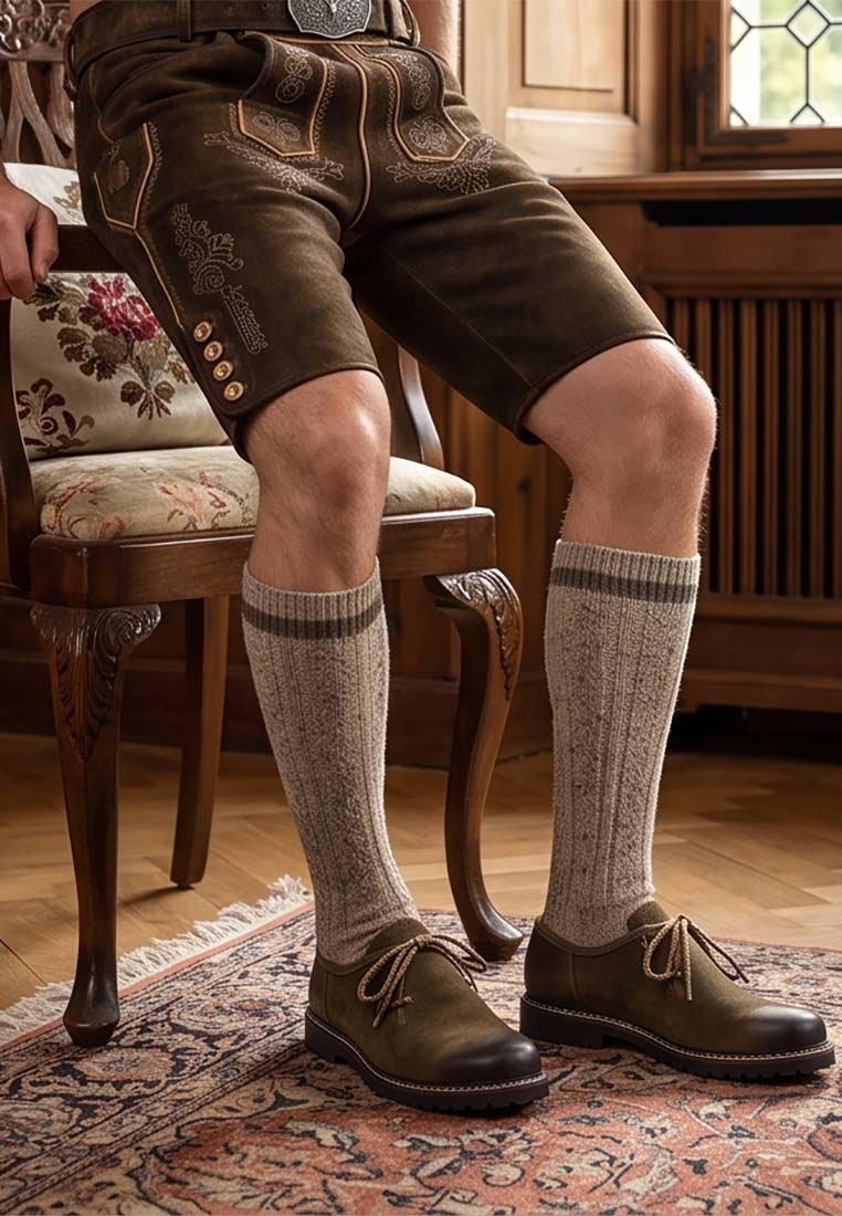 Maddox Trachten Haferlschuhe in Braun mit Schnürung, Frontansicht. Stilvolle Schuhe mit einer eleganten Farbe.
