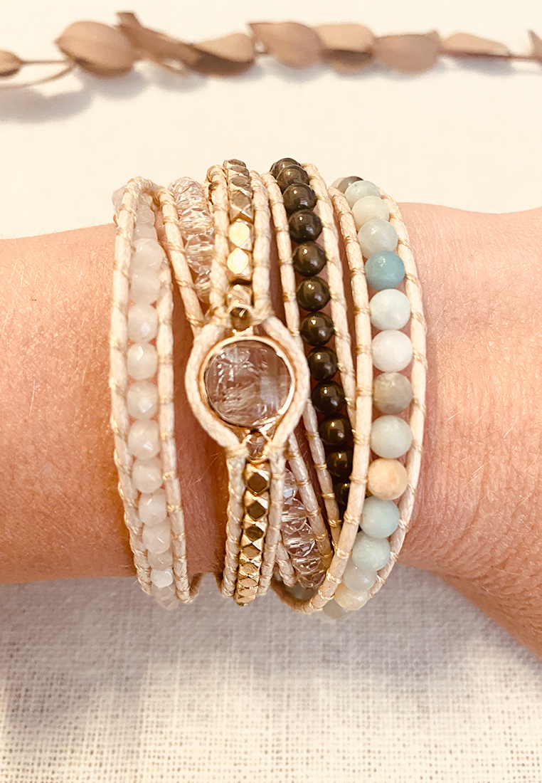 Wiesnshop Armband Sheryl in Beige, seitliche Ansicht, mit mehreren Perlenreihen und einem zentralen Anhänger.