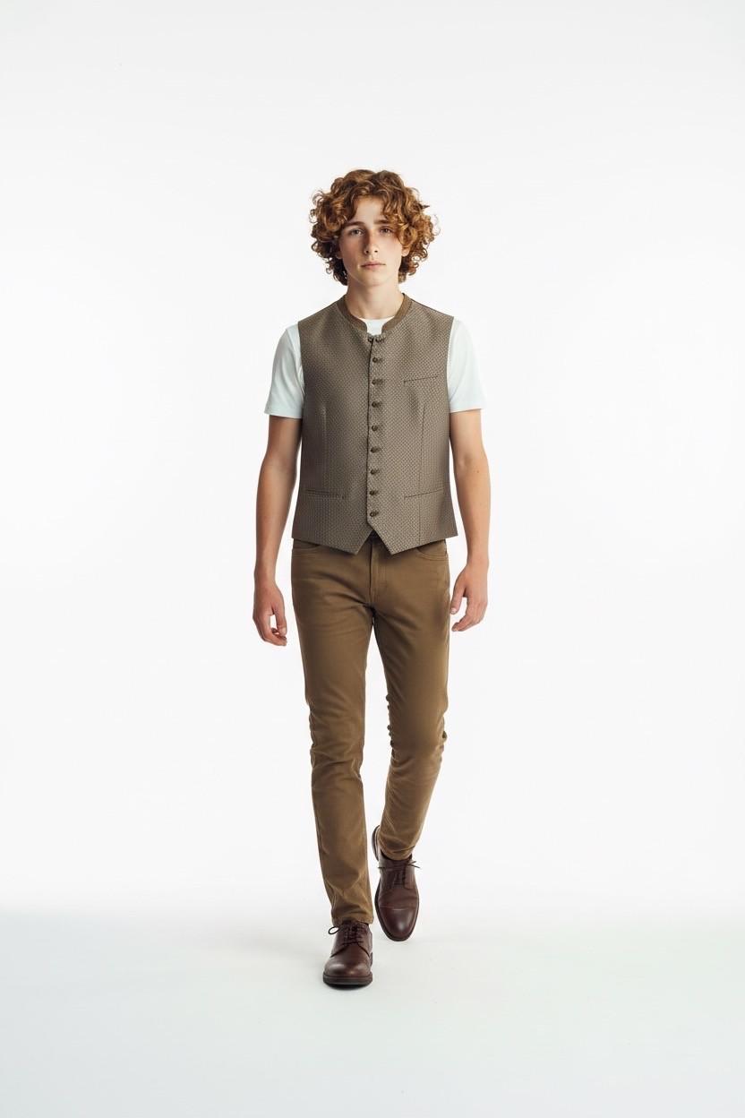 Trachten Deiser Trachtenweste Patrik in taupe, Frontansicht eines jungen Mannes mit Weste, weißem T-Shirt und brauner Hose.