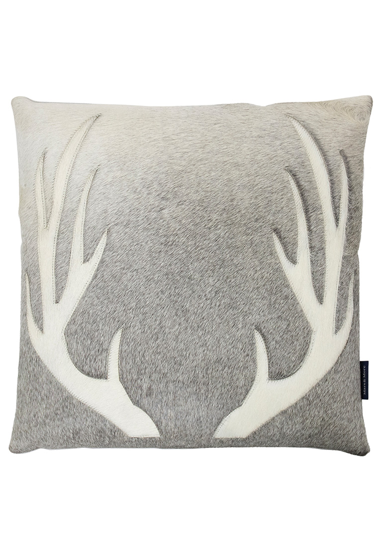 Mars&More Kissen Kuhfell grau mit Geweih 45x45cm Frontansicht, ein stilvolles Dekokissen aus grauem Kuhfell mit aufgesetztem Geweih-Motiv.