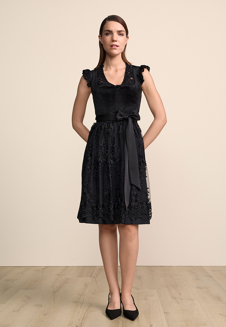 Krüger Dirndl Lovira schwarz 60cm. Frontansicht eines eleganten schwarzen Dirndls mit Spitzenapplikationen und Satinband im Taillenbereich.